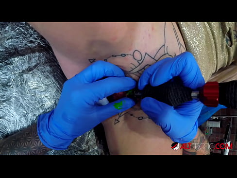 ❤️ Sully Savage mai tsananin jarfa ta yi tattoo a kan kwarin ta ️ a mu